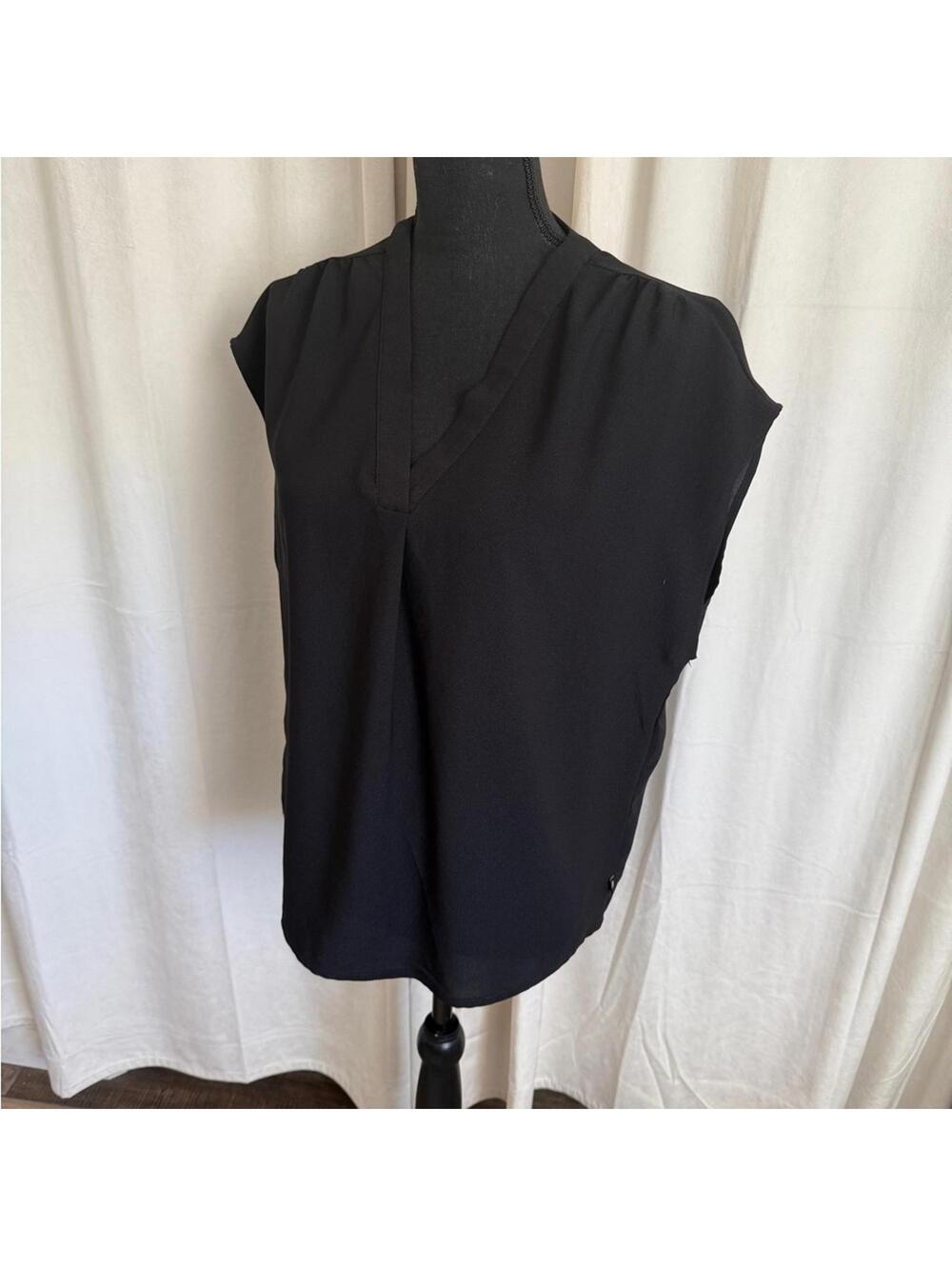 BANANA REPUBLIC v-neck short sleeve top - Medium